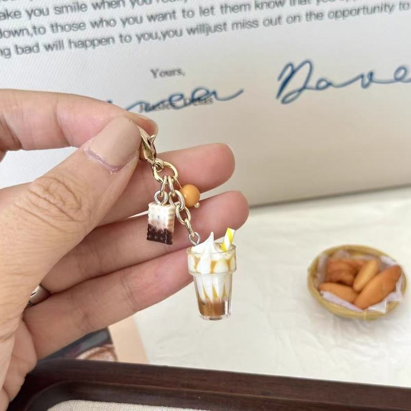 Eredeti, kézzel készített étel- és játéktej, tea, fagylaltpohár, érmetartó pénztárca, medál, pattintós táska, cipzáras csattal, kézikönyv medál