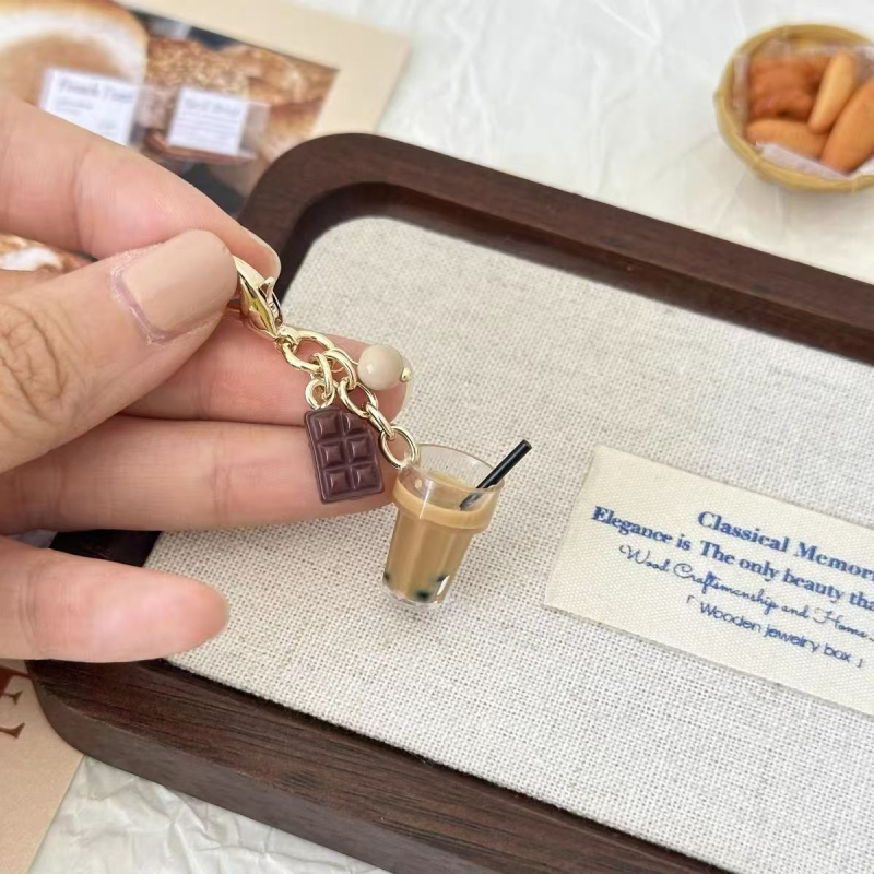 Eredeti, kézzel készített étel- és játéktej, tea, fagylaltpohár, érmetartó pénztárca, medál, pattintós táska, cipzáras csattal, kézikönyv medál