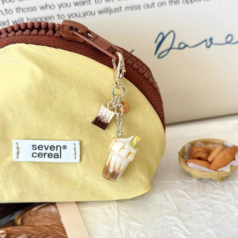 Eredeti, kézzel készített étel- és játéktej, tea, fagylaltpohár, érmetartó pénztárca, medál, pattintós táska, cipzáras csattal, kézikönyv medál