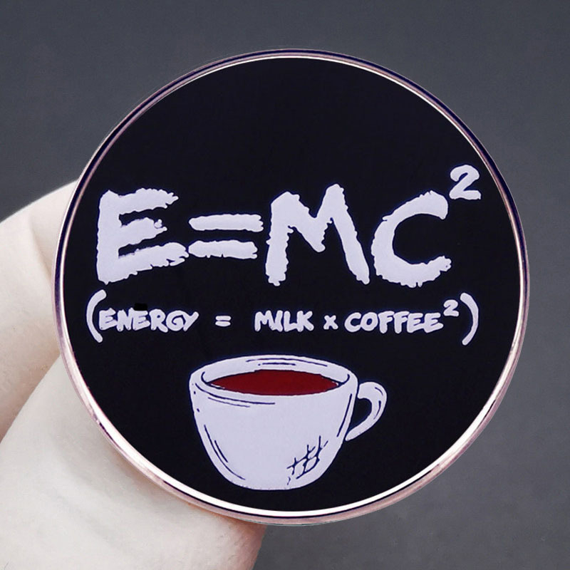 E = MC2 az energiamegmaradás törvénye bross kávékedvelőknek kitűző bross fizikai egyenlet ötvözet jelvény