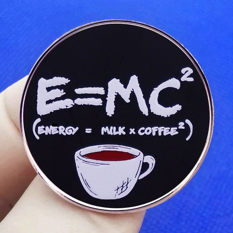 E = MC2 az energiamegmaradás törvénye bross kávékedvelőknek kitűző bross fizikai egyenlet ötvözet jelvény