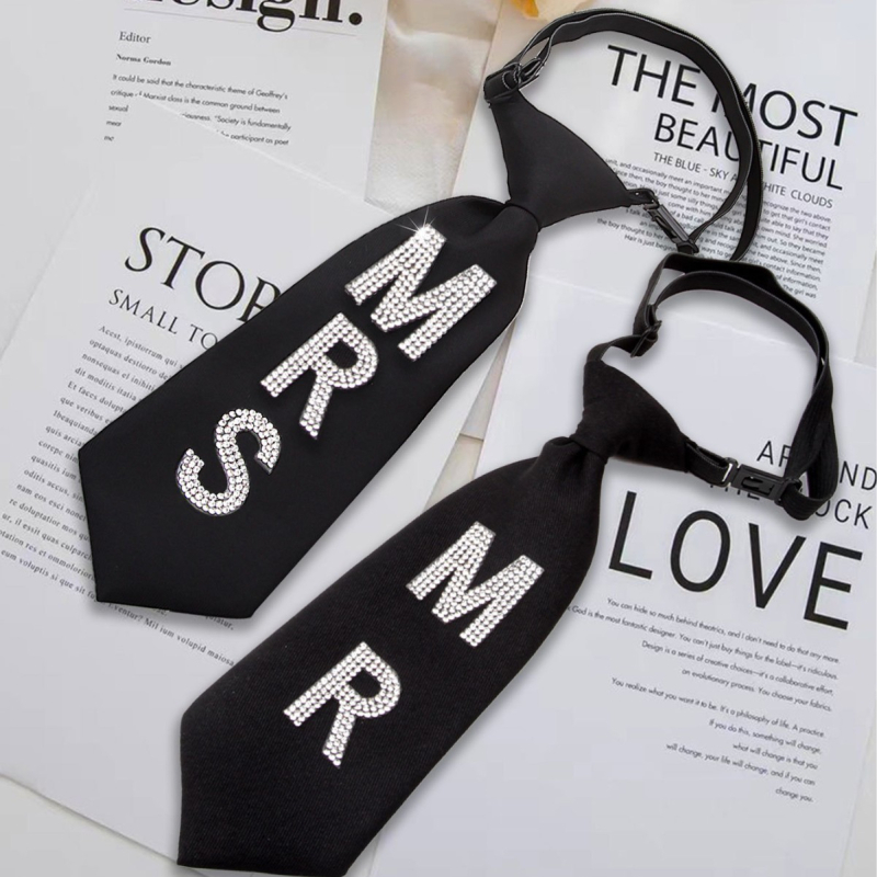 Divatos, lezser strasszos, betűs nyakkendő férfiaknak és nőknek, pároknak, egyetemi stílusú, rövid betűs, állítható nyakkendő