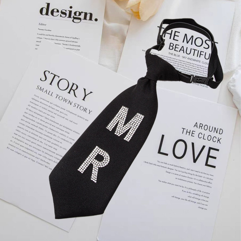 Divatos, lezser strasszos, betűs nyakkendő férfiaknak és nőknek, pároknak, egyetemi stílusú, rövid betűs, állítható nyakkendő