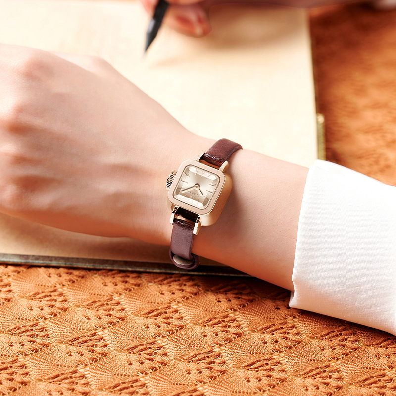 Női karóra retro kis négyzet alakú kvarc vízálló divatos trendi egyszerű öves karóra nagykereskedelem 2024 új óra