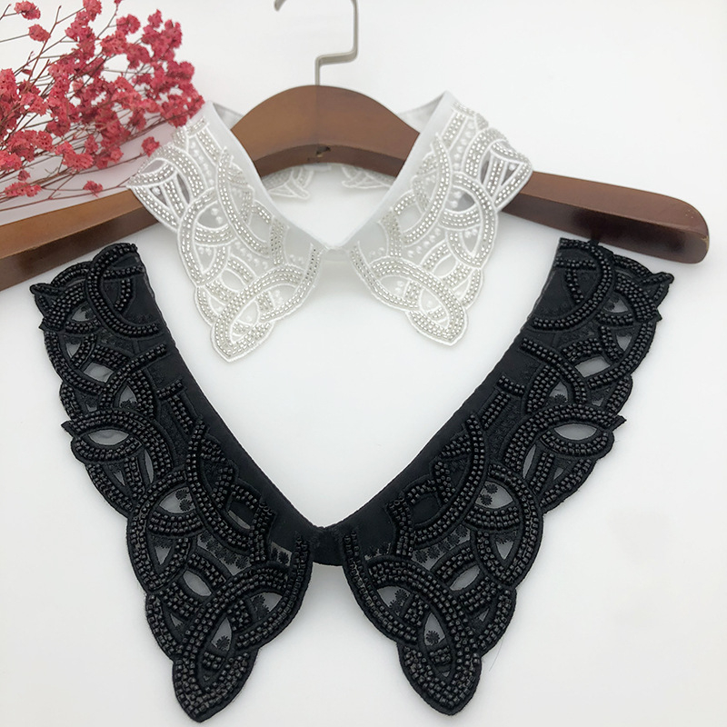 Tootjad pakuvad Korea stiilis masintikandiga helmeid, ühekordselt kokkupandavaid võltskraega sügis- ja talvemoe valgeid särke, võltskraega