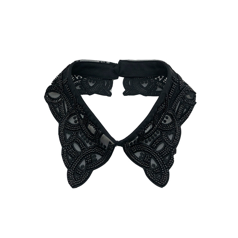 Tootjad pakuvad Korea stiilis masintikandiga helmeid, ühekordselt kokkupandavaid võltskraega sügis- ja talvemoe valgeid särke, võltskraega