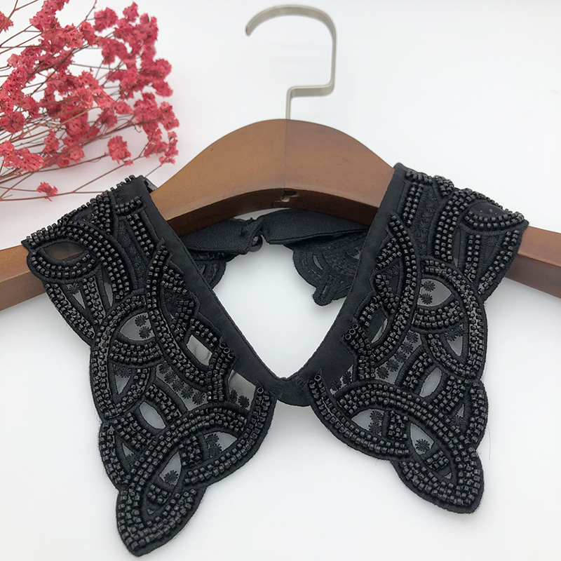 Tootjad pakuvad Korea stiilis masintikandiga helmeid, ühekordselt kokkupandavaid võltskraega sügis- ja talvemoe valgeid särke, võltskraega