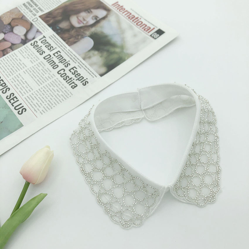 Tootjad pakuvad Korea stiilis masintikandiga helmeid, ühekordselt kokkupandavaid võltskraega sügis- ja talvemoe valgeid särke, võltskraega