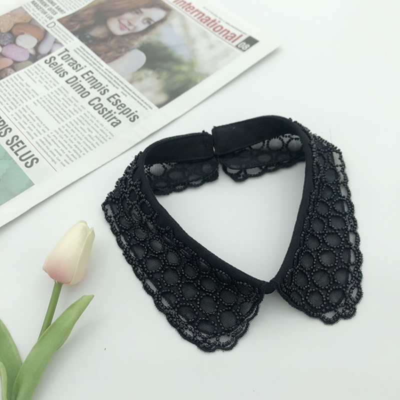 Tootjad pakuvad Korea stiilis masintikandiga helmeid, ühekordselt kokkupandavaid võltskraega sügis- ja talvemoe valgeid särke, võltskraega