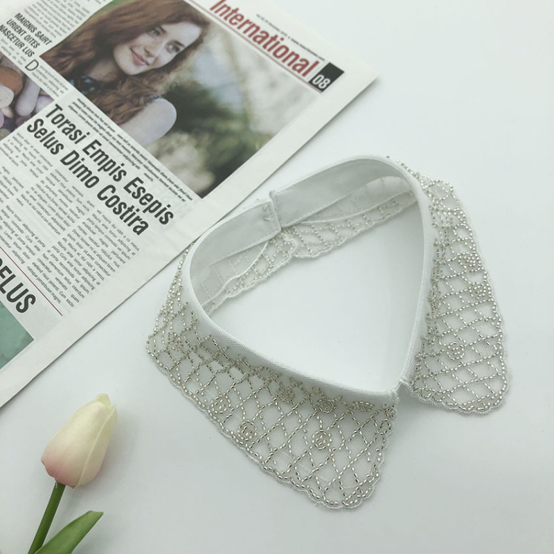 Tootjad pakuvad Korea stiilis masintikandiga helmeid, ühekordselt kokkupandavaid võltskraega sügis- ja talvemoe valgeid särke, võltskraega