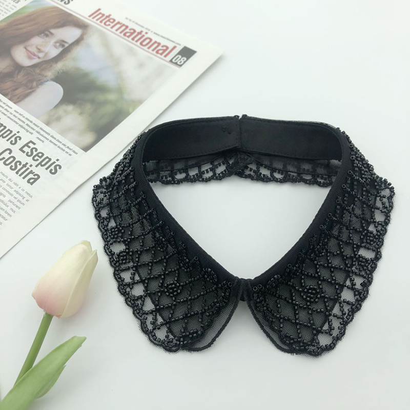 Tootjad pakuvad Korea stiilis masintikandiga helmeid, ühekordselt kokkupandavaid võltskraega sügis- ja talvemoe valgeid särke, võltskraega