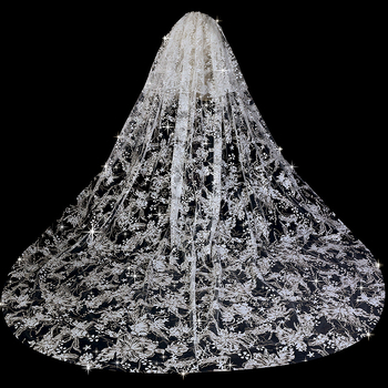 Το κύριο πέπλο γάμου της νύφης είναι υψηλής ποιότητας, βαριάς βιομηχανίας, με μακριά ουρά, μεγάλο πέπλο. Σούπερ νεράιδα, γαμήλια γυρίσματα είναι το κεφάλι του πέπλου.