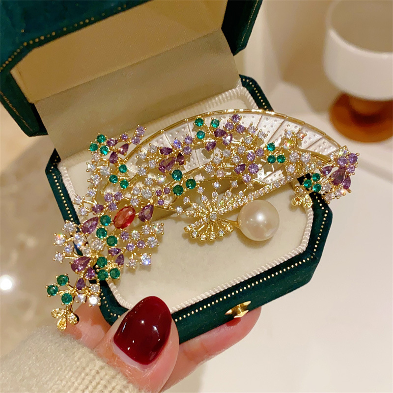 Gyönyörű kínai stílusú ~ Lila kúszónövényes összecsukható legyező bross, női ősi stílusú cheongsam, Hanfu kiegészítőkből készült kitűző