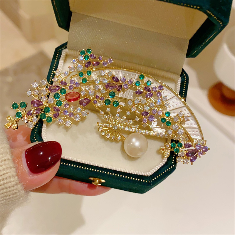 Gyönyörű kínai stílusú ~ Lila kúszónövényes összecsukható legyező bross, női ősi stílusú cheongsam, Hanfu kiegészítőkből készült kitűző