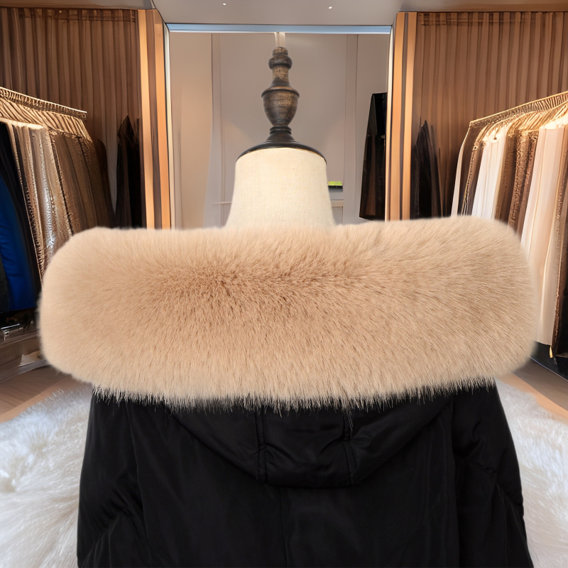 Parka su stambiai dirbtinio lapės kailio apykakle, plunksnų ir pūkų striukė, didelė kailio apykaklė, dirbtinio kailio apykaklė, šilta smaili apykaklė.