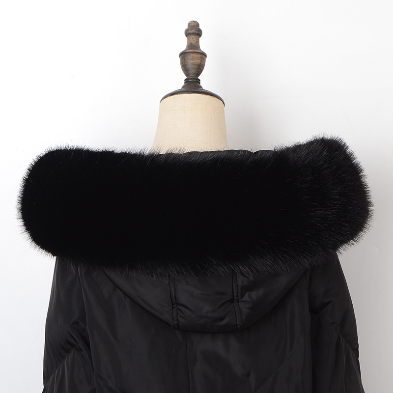 Parka su stambiai dirbtinio lapės kailio apykakle, plunksnų ir pūkų striukė, didelė kailio apykaklė, dirbtinio kailio apykaklė, šilta smaili apykaklė.