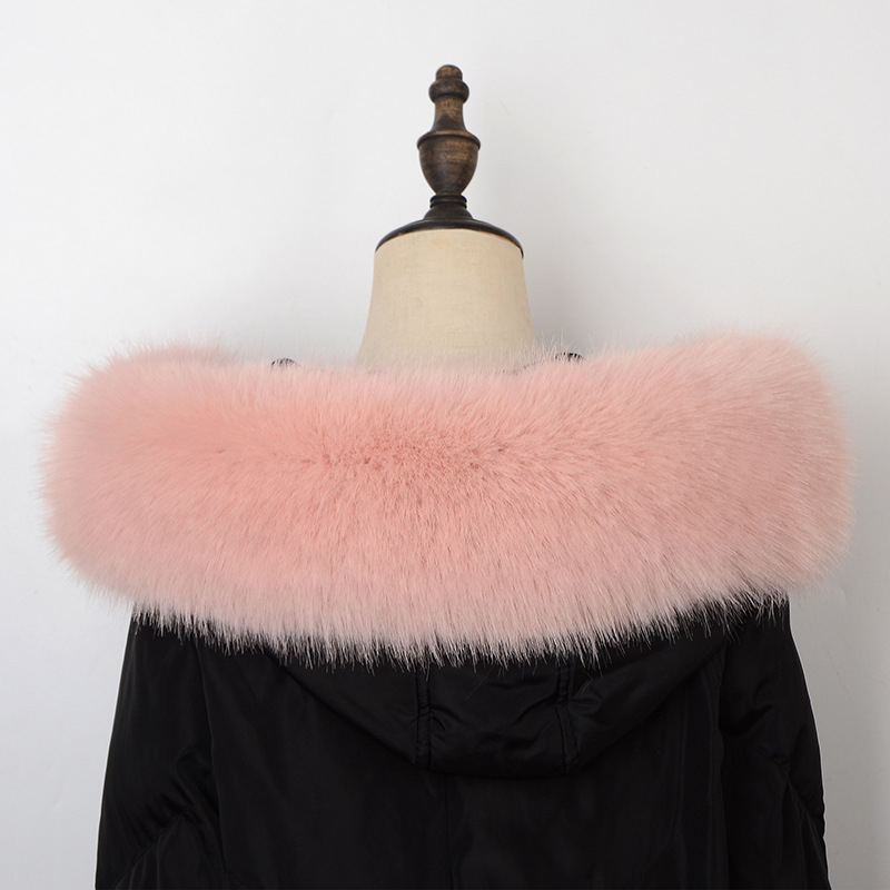 Parka su stambiai dirbtinio lapės kailio apykakle, plunksnų ir pūkų striukė, didelė kailio apykaklė, dirbtinio kailio apykaklė, šilta smaili apykaklė.