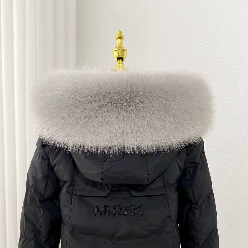 Parka su stambiai dirbtinio lapės kailio apykakle, plunksnų ir pūkų striukė, didelė kailio apykaklė, dirbtinio kailio apykaklė, šilta smaili apykaklė.