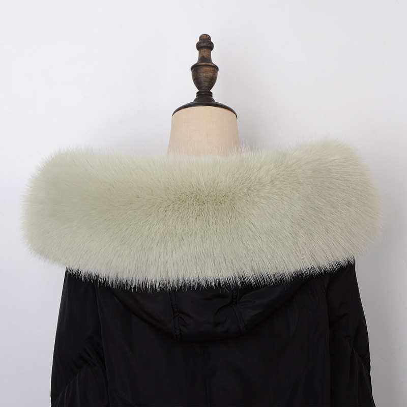 Parka su stambiai dirbtinio lapės kailio apykakle, plunksnų ir pūkų striukė, didelė kailio apykaklė, dirbtinio kailio apykaklė, šilta smaili apykaklė.