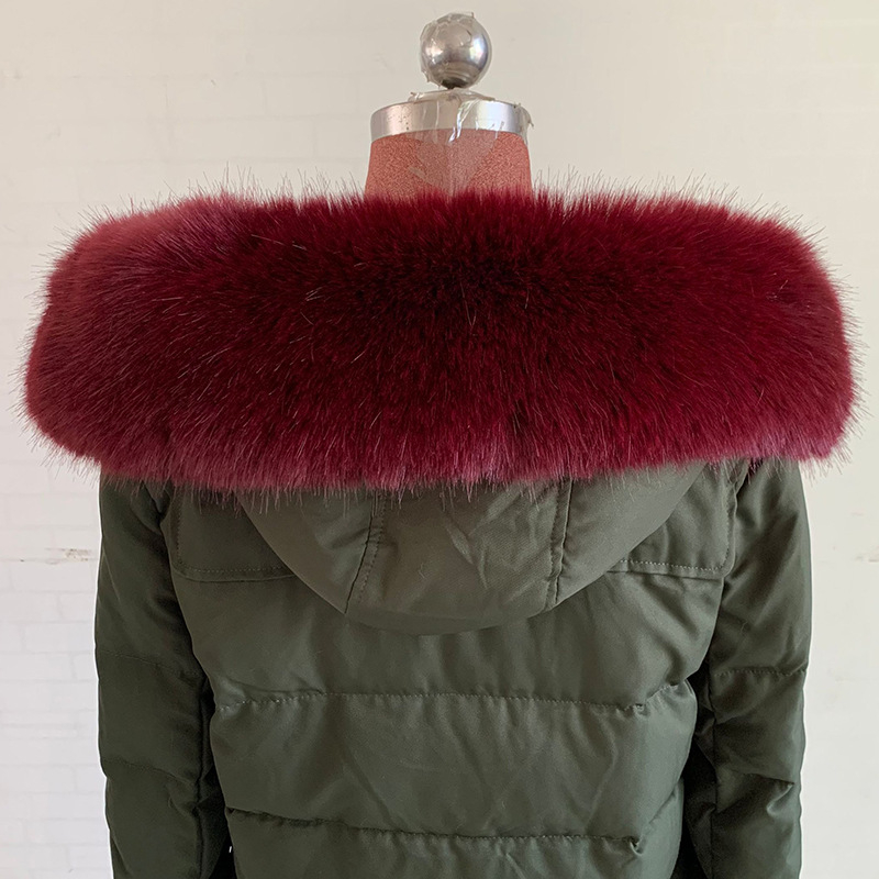 Parka su stambiai dirbtinio lapės kailio apykakle, plunksnų ir pūkų striukė, didelė kailio apykaklė, dirbtinio kailio apykaklė, šilta smaili apykaklė.