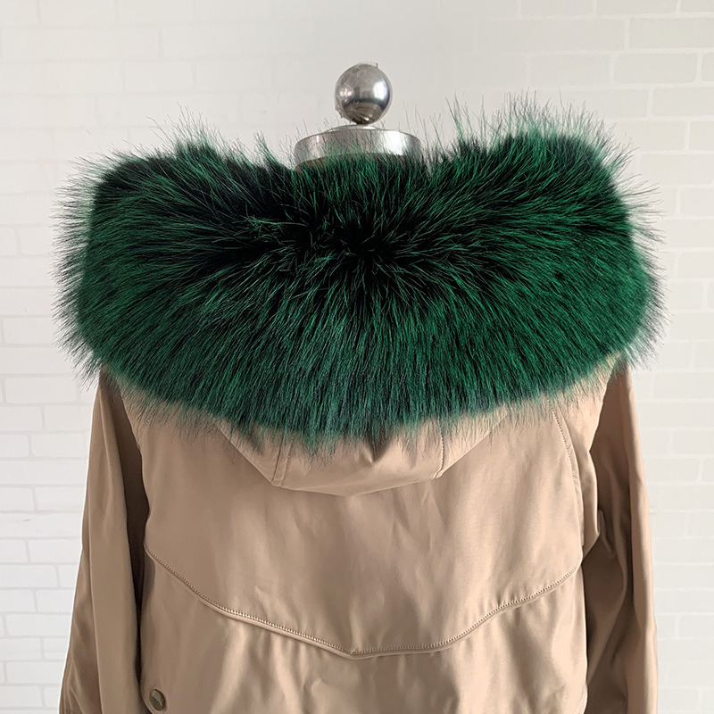 Parka su stambiai dirbtinio lapės kailio apykakle, plunksnų ir pūkų striukė, didelė kailio apykaklė, dirbtinio kailio apykaklė, šilta smaili apykaklė.