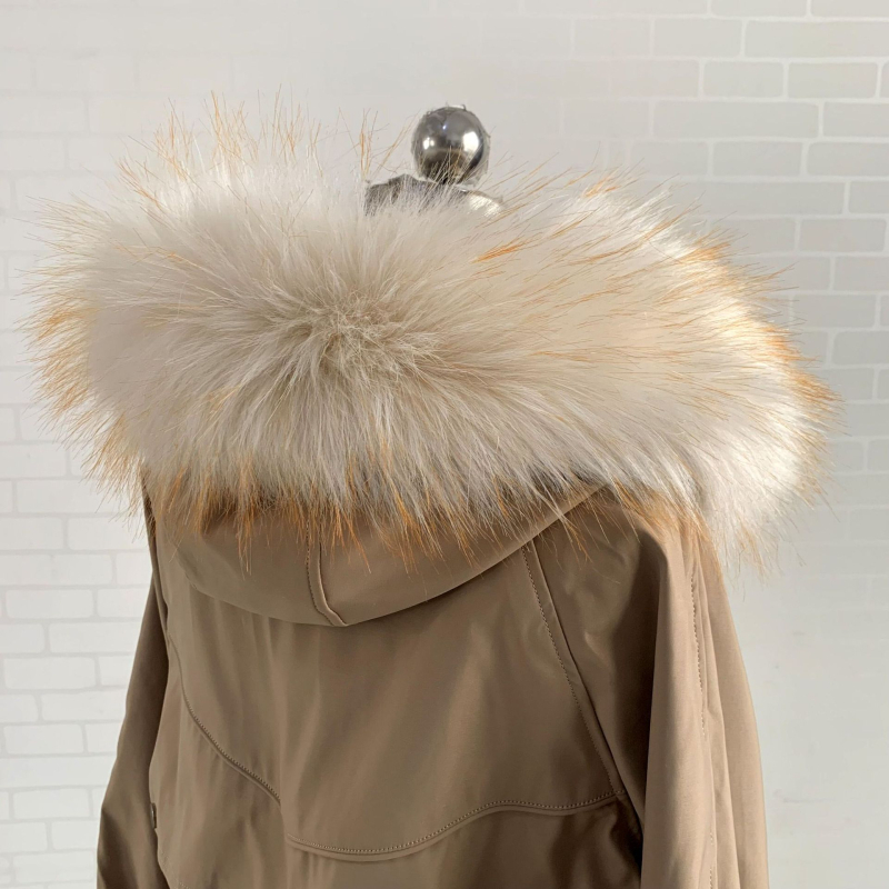 Parka su stambiai dirbtinio lapės kailio apykakle, plunksnų ir pūkų striukė, didelė kailio apykaklė, dirbtinio kailio apykaklė, šilta smaili apykaklė.