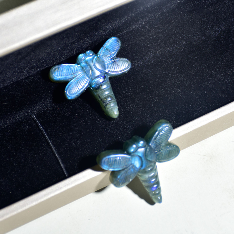 Naturaalse labradoriidist kiili nikerdusdetaile saab kasutada isetehtud ehete ripatsitena, käsitsi valmistatud kaunistustena, Ida-Hiina mere kristallide hulgi- ja jaemüügis.