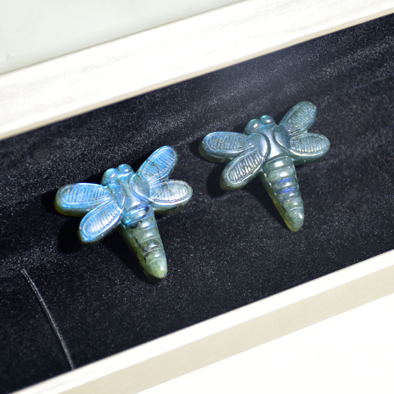 Naturaalse labradoriidist kiili nikerdusdetaile saab kasutada isetehtud ehete ripatsitena, käsitsi valmistatud kaunistustena, Ida-Hiina mere kristallide hulgi- ja jaemüügis.