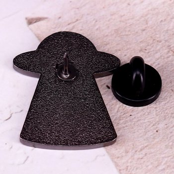 Vicces űrhajó hajtókatű tehén alakú, kötött kerettel ellátott zománctű