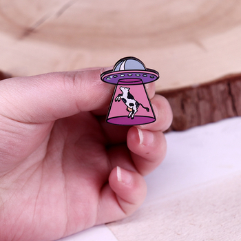 Vicces űrhajó hajtókatű tehén alakú, kötött kerettel ellátott zománctű