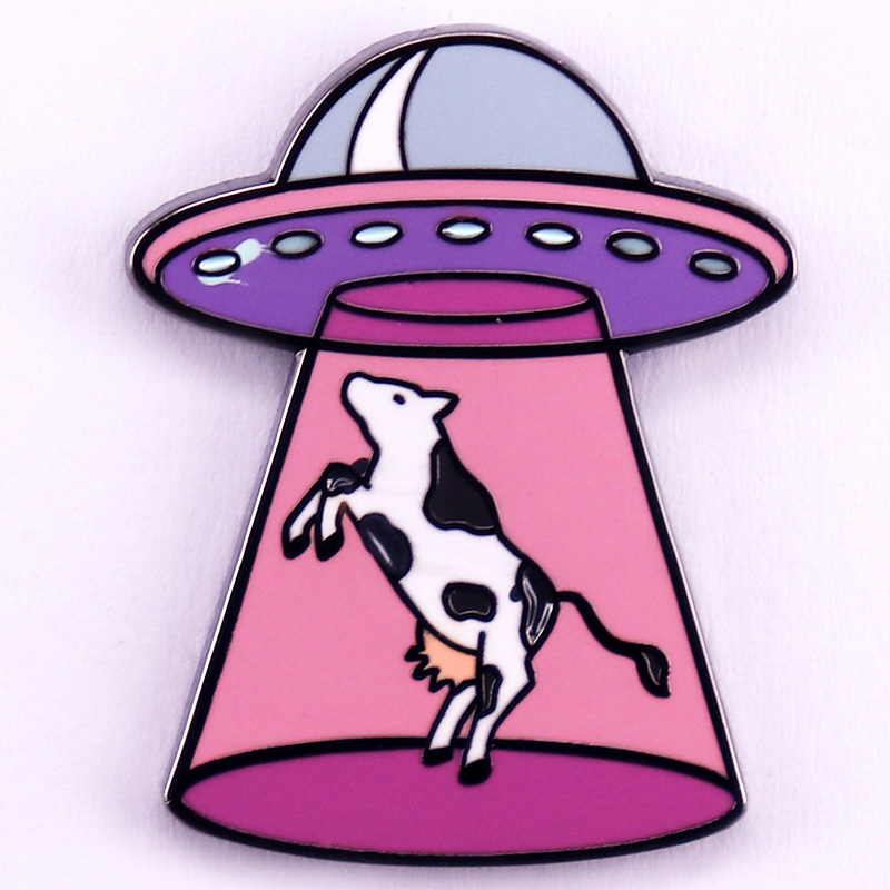 Vicces űrhajó hajtókatű tehén alakú, kötött kerettel ellátott zománctű