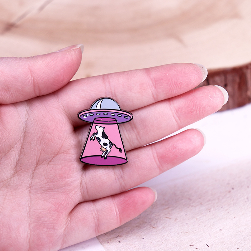 Vicces űrhajó hajtókatű tehén alakú, kötött kerettel ellátott zománctű