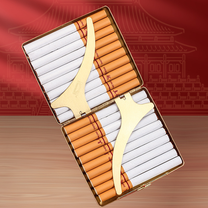 Dupla pisztollyal faragott Qingming Shanghe figura Guochao cigarettatartó sárgaréz férfi divatos fém 20 darabos hordozható aranyozott sárgaréz