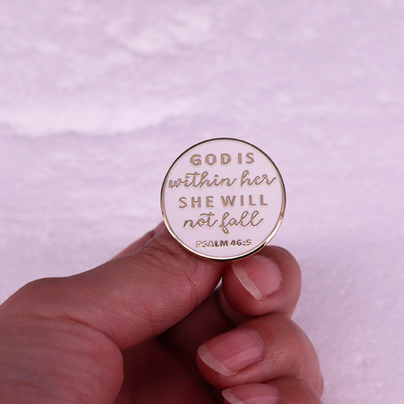 Határokon átnyúló betű bross jelvény ruházat hátizsák ékszer kiegészítők kitűző határokon átnyúló külkereskedelem forró ötvözet jelvény nagykereskedelem