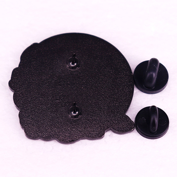 Az embereknek el kellene kezdeniük értékelni a vicces angol jelvényes ajándékomat, a brossomat.