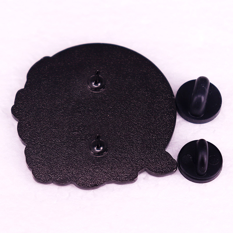 Az embereknek el kellene kezdeniük értékelni a vicces angol jelvényes ajándékomat, a brossomat.