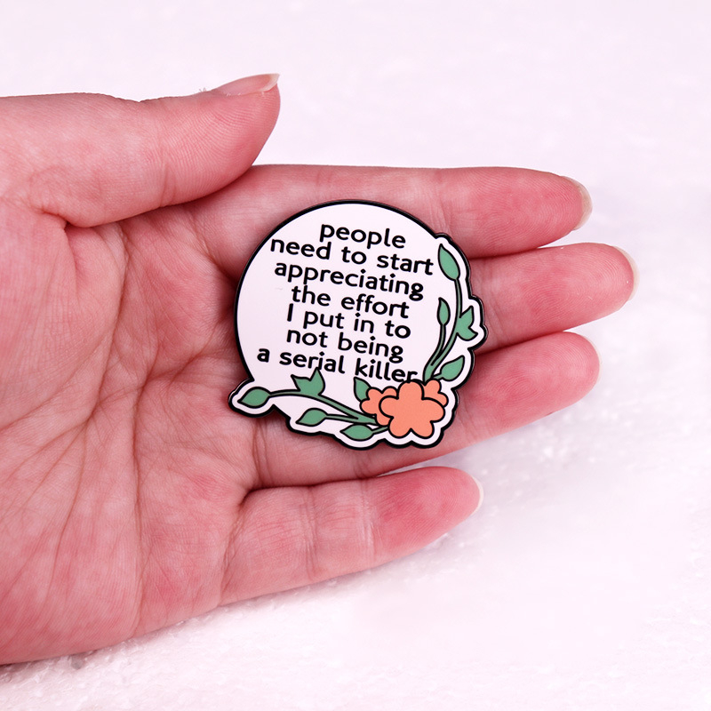 Az embereknek el kellene kezdeniük értékelni a vicces angol jelvényes ajándékomat, a brossomat.