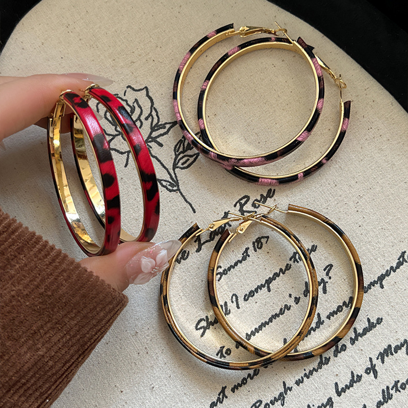 2024-es új divatos leopárdmintás, nagy kör alakú bőr fülbevalók, európai és amerikai divat személyiségének eltúlzott geometrikus bőr fülbevalók