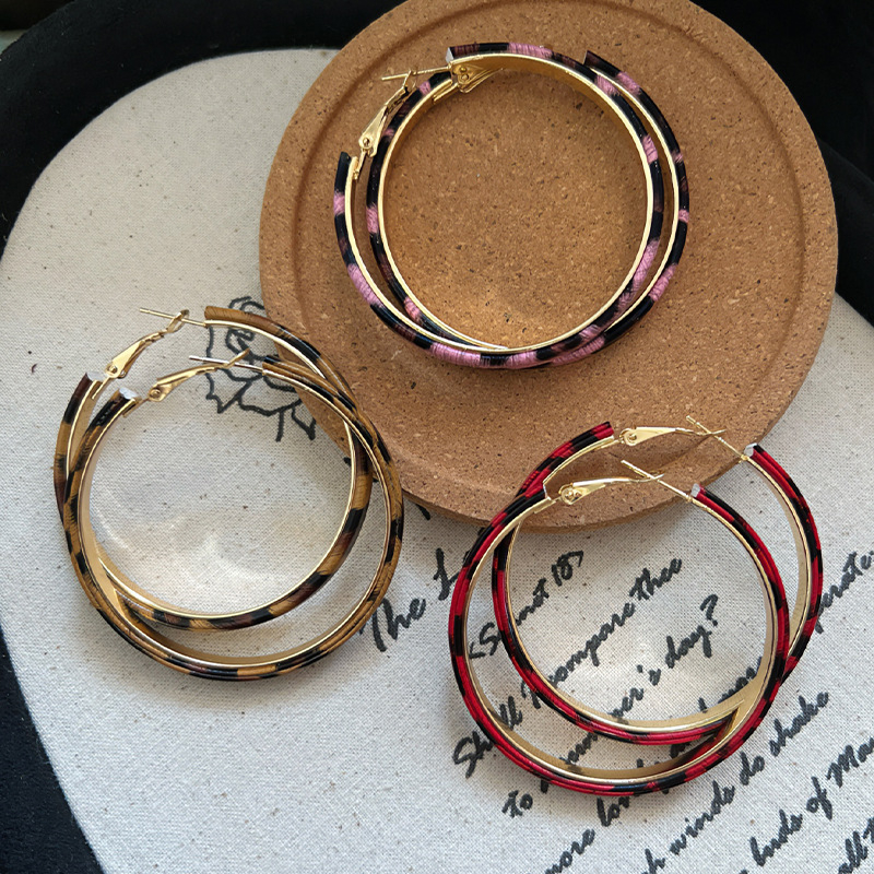 2024-es új divatos leopárdmintás, nagy kör alakú bőr fülbevalók, európai és amerikai divat személyiségének eltúlzott geometrikus bőr fülbevalók