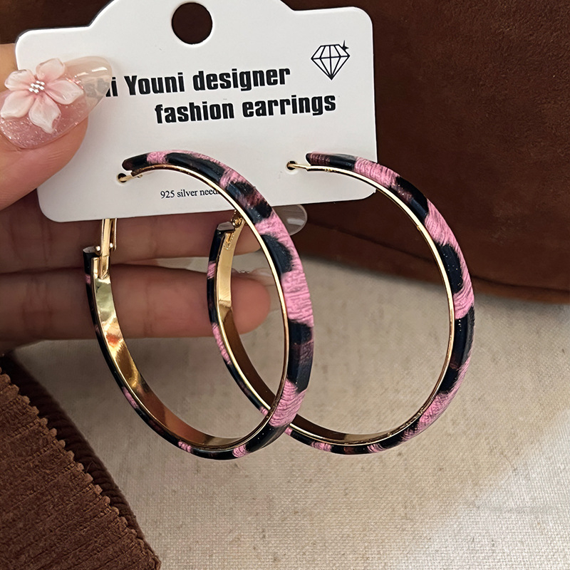 2024-es új divatos leopárdmintás, nagy kör alakú bőr fülbevalók, európai és amerikai divat személyiségének eltúlzott geometrikus bőr fülbevalók