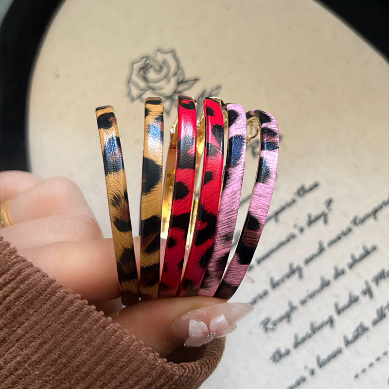 2024-es új divatos leopárdmintás, nagy kör alakú bőr fülbevalók, európai és amerikai divat személyiségének eltúlzott geometrikus bőr fülbevalók