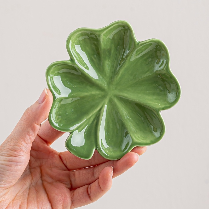 Piiriülene loominguline keraamiline ehtetaldrik neljalehelise ristiku stiilis kerge luksuslik väärtuslik ehtealus keraamiline kodumeisterdus