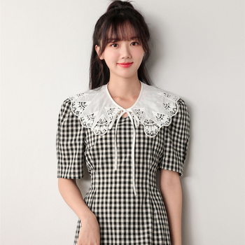 ~ Μαλακό και λεπτό σιφόν με γαλακτώδες λευκό περίγραμμα δαντέλας, διακοσμητικό φιόγκο, ψεύτικο κολάρο, μικρό σάλι με σύννεφα στους ώμους