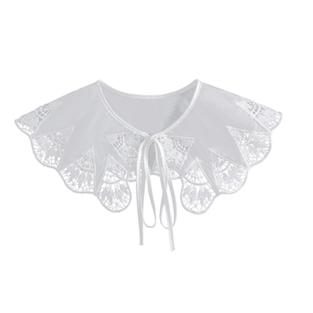 ~ Μαλακό και λεπτό σιφόν με γαλακτώδες λευκό περίγραμμα δαντέλας, διακοσμητικό φιόγκο, ψεύτικο κολάρο, μικρό σάλι με σύννεφα στους ώμους