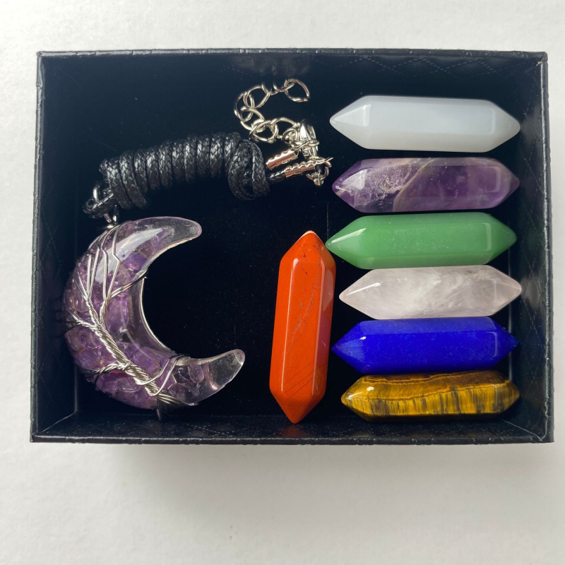 Kristalų rinkinys, čakros, šešiakampis stulpelis, kostiumas, netaisyklinga dovanų dėžutė, spalvinga rūdos brangakmenio kryžminė siena