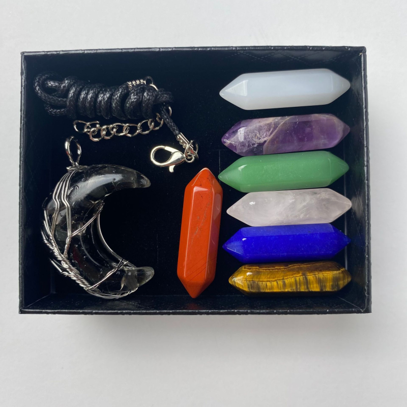 Kristalų rinkinys, čakros, šešiakampis stulpelis, kostiumas, netaisyklinga dovanų dėžutė, spalvinga rūdos brangakmenio kryžminė siena