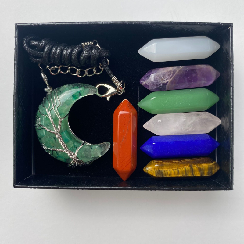 Kristalų rinkinys, čakros, šešiakampis stulpelis, kostiumas, netaisyklinga dovanų dėžutė, spalvinga rūdos brangakmenio kryžminė siena