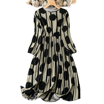 A 2025-ös új őszi és téli exportból származó, határokon átnyúló európai és amerikai pöttyös, V-nyakú, hosszú ujjú ruha tényleges képe