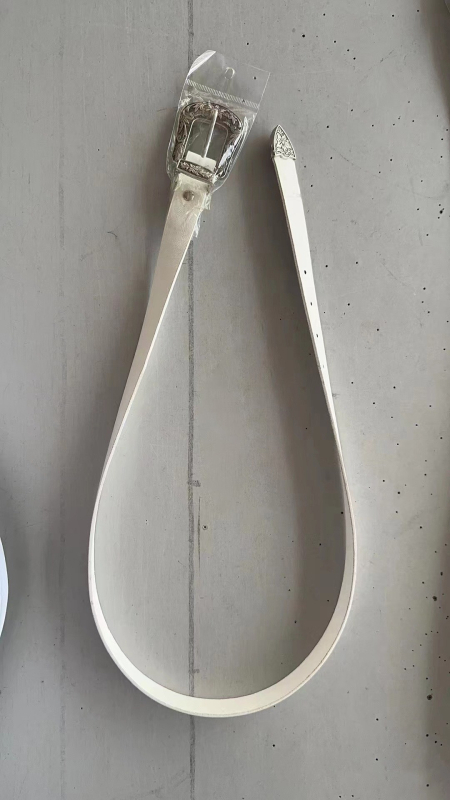 Határokon átnyúló európai és amerikai új divatos V-nyakú hosszú ujjú ing, elegáns derekú, karcsúsító, flitteres, bő szárú nadrág övvel.