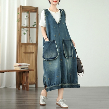 Valódi kép egy raktáron lévő hímzett, laza, nagy zsebes, stílusos, karcsúsító, hímzett, V-nyakú, kapucnis farmer mellényruháról